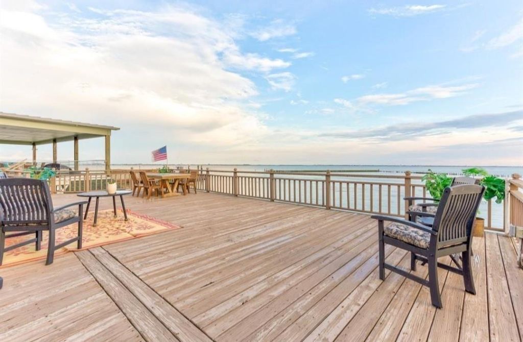 423 Hana Drive, Tiki Island, TX 77554