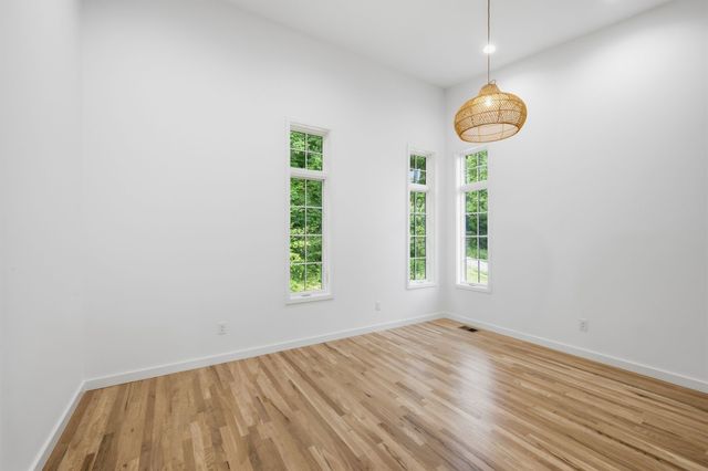 1075 Dog Creek Rd, Kingston Springs, TN 37082