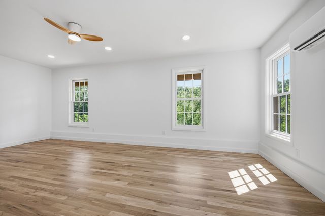 1075 Dog Creek Rd, Kingston Springs, TN 37082