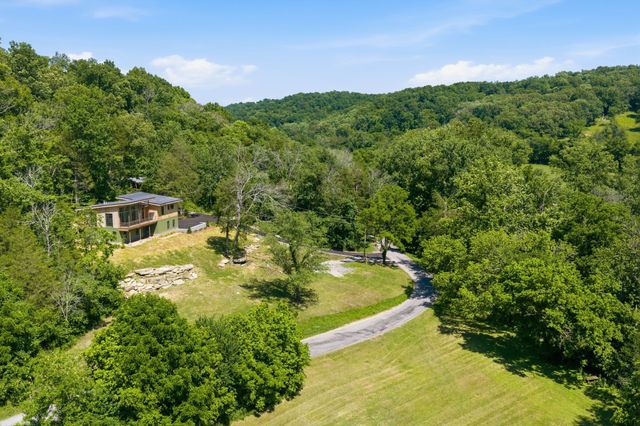 1075 Dog Creek Rd, Kingston Springs, TN 37082
