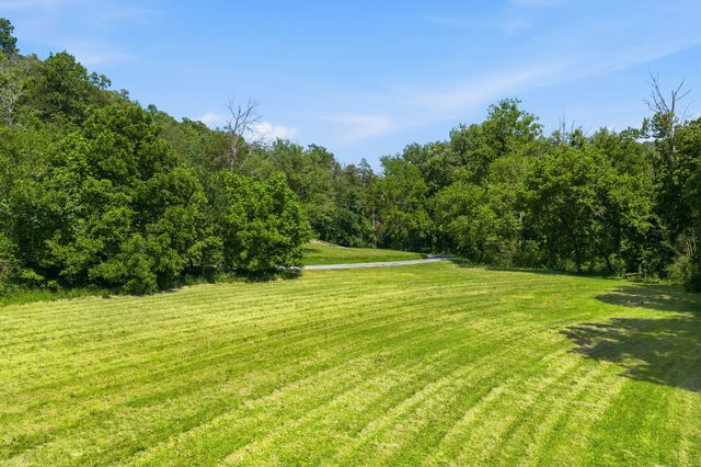 1075 Dog Creek Rd, Kingston Springs, TN 37082