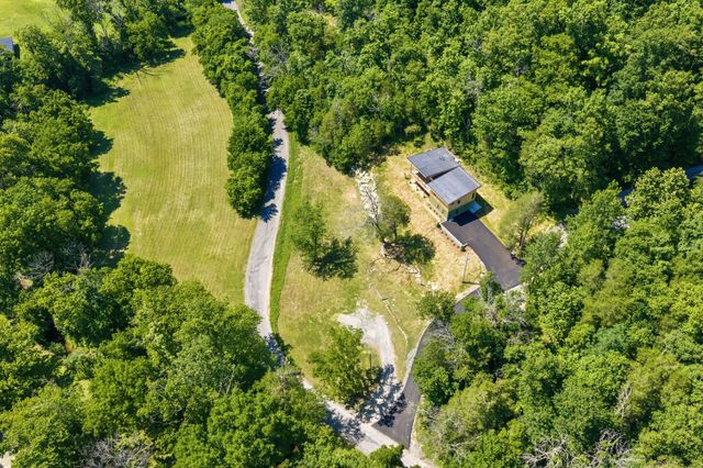 1075 Dog Creek Rd, Kingston Springs, TN 37082
