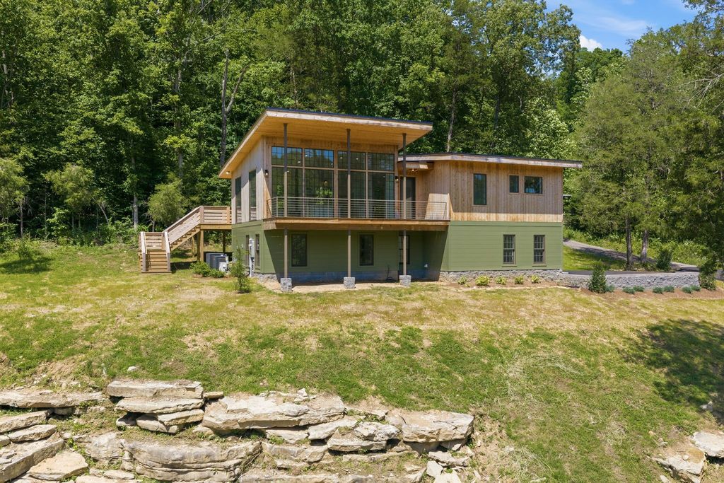 1075 Dog Creek Rd, Kingston Springs, TN 37082