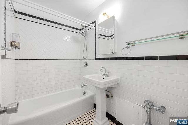 6050 Kennedy Boulevard 2E, West New York, NJ 07093
