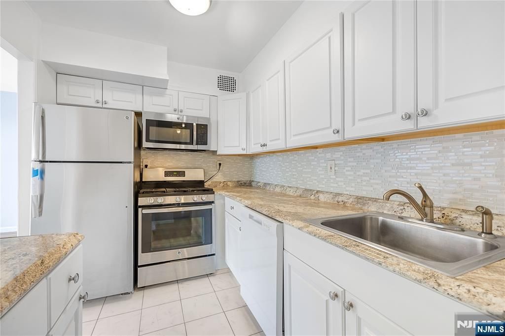 6050 Kennedy Boulevard 2E, West New York, NJ 07093