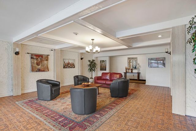 4050 Dundee Road 105, Northbrook, IL 60062