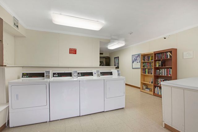 4050 Dundee Road 105, Northbrook, IL 60062