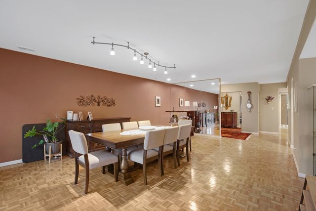 4050 Dundee Road 105, Northbrook, IL 60062