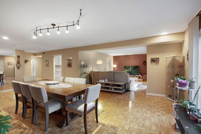 4050 Dundee Road 105, Northbrook, IL 60062