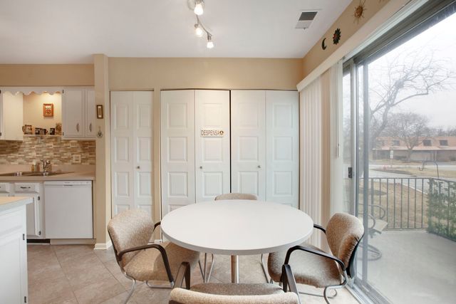 4050 Dundee Road 105, Northbrook, IL 60062