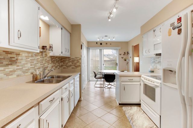 4050 Dundee Road 105, Northbrook, IL 60062