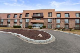 4050 Dundee Road 105, Northbrook, IL 60062