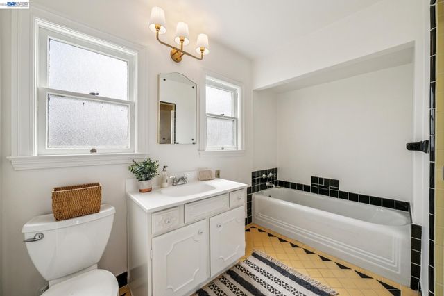 2843 Central Ave, Alameda, CA 94501