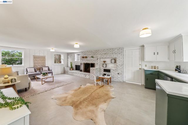 2843 Central Ave, Alameda, CA 94501
