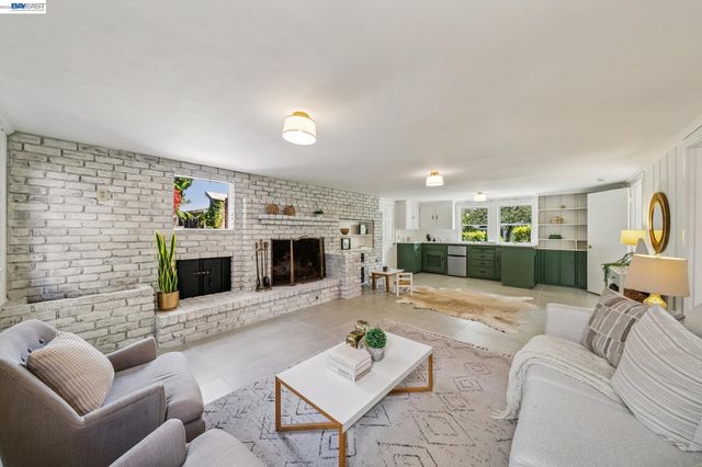 2843 Central Ave, Alameda, CA 94501