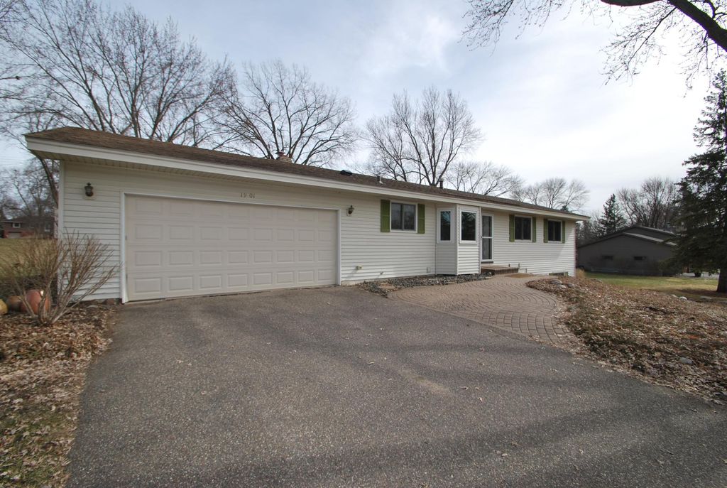 1901 Yorkshire Avenue S, Hopkins, MN 55305