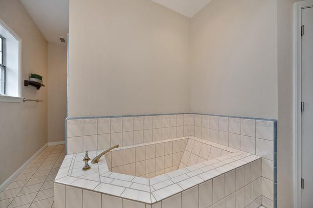 2010 Nicklaus Cir, Roseville, CA 95678