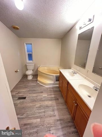 385 TWIN COUNTY RD, Morgantown, PA 19543