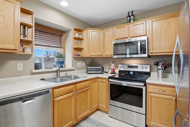 3808 NW Cherry Creek DR, Topeka, KS 66618