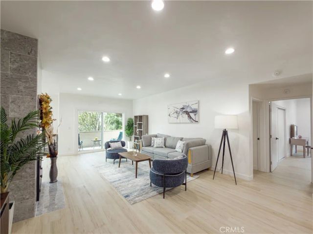 1944 Glendon 209, Los Angeles, CA 90025