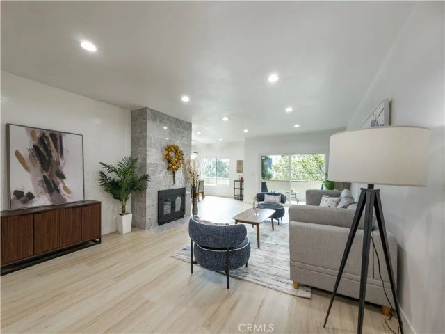 1944 Glendon 209, Los Angeles, CA 90025