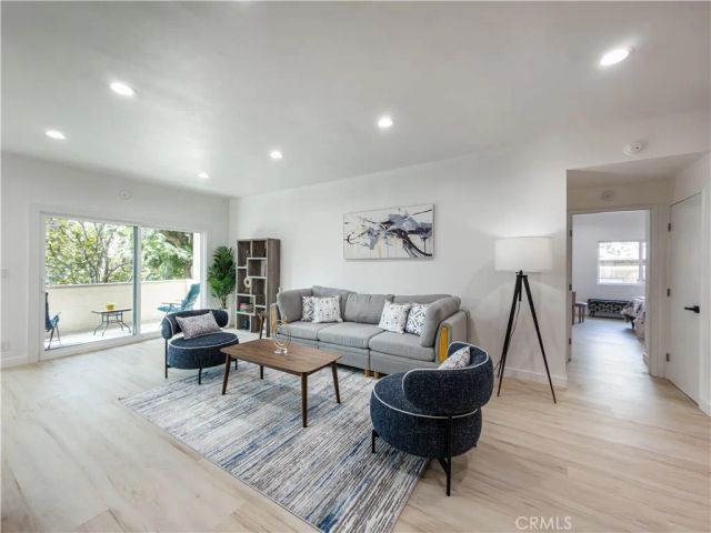 1944 Glendon 209, Los Angeles, CA 90025