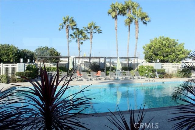 21851 Newland Street 44, Huntington Beach, IL 62646