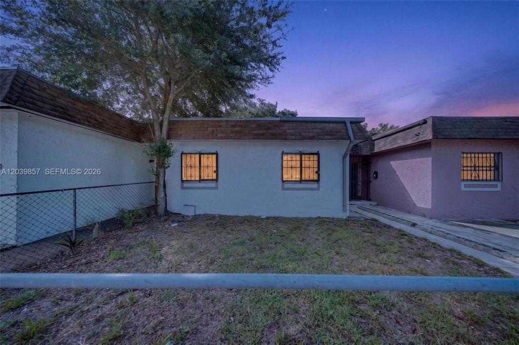 3856 NW 207 ST RD, Miami Gardens, FL 33055