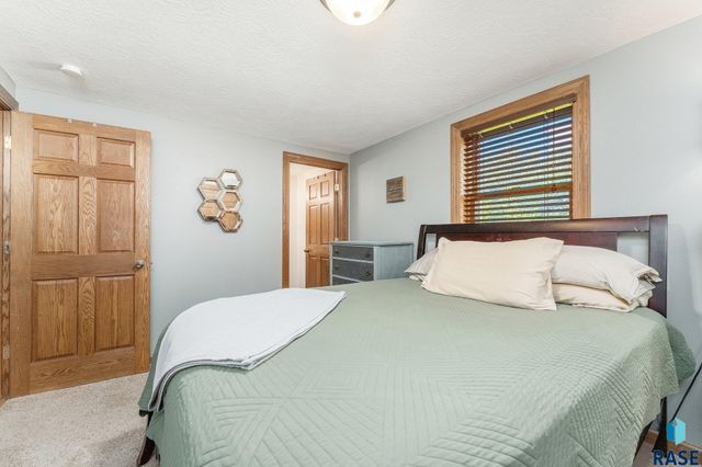 47606 Slip Up Creek Rd Road, Sioux Falls, SD 57104