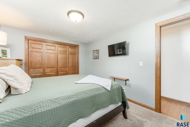 47606 Slip Up Creek Rd Road, Sioux Falls, SD 57104