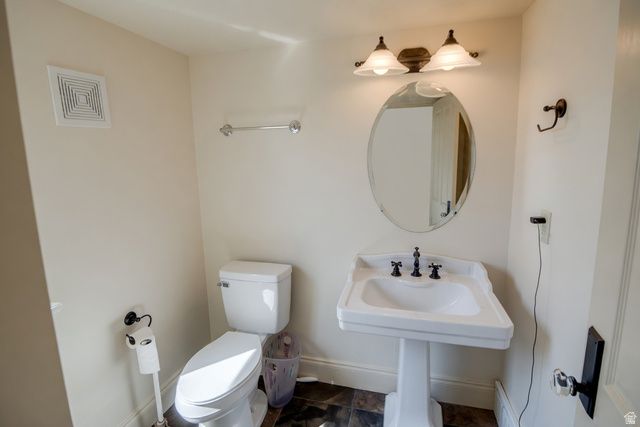 8938 S MIDVALLEY DR, West Jordan, UT 84088