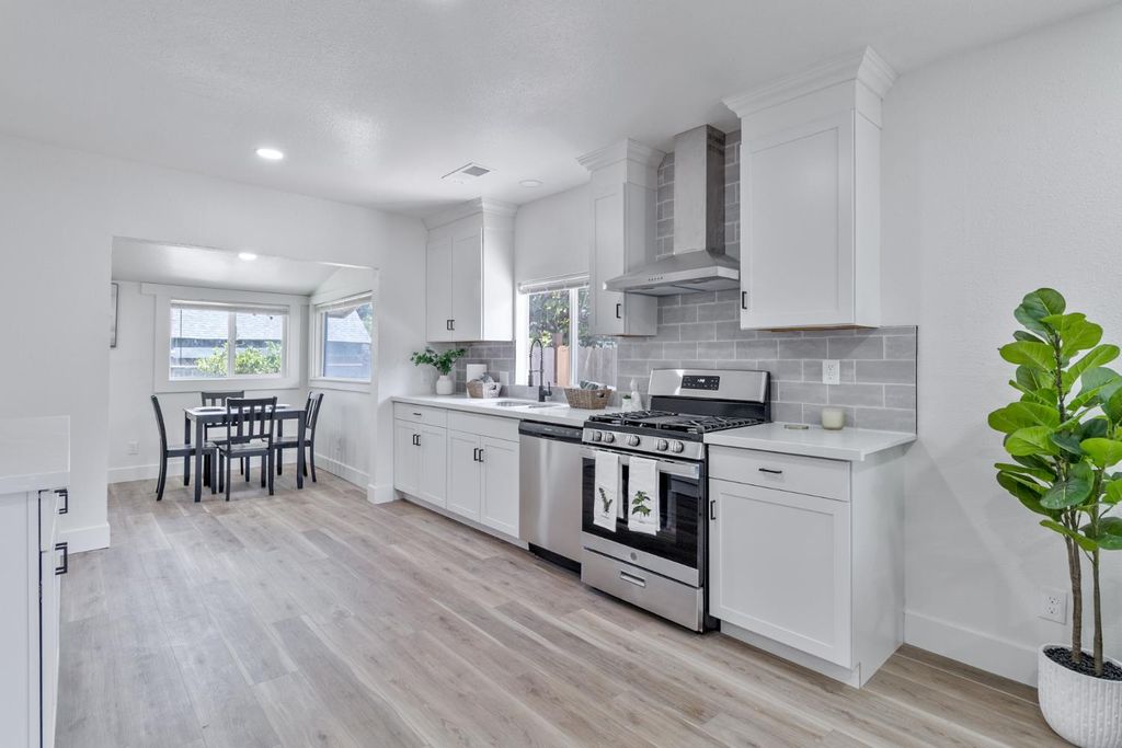 Image 10 of property listing at 706 S Encina Street, Visalia, CA 93277