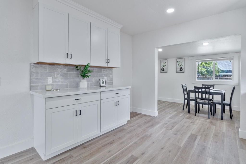 Image 11 of property listing at 706 S Encina Street, Visalia, CA 93277