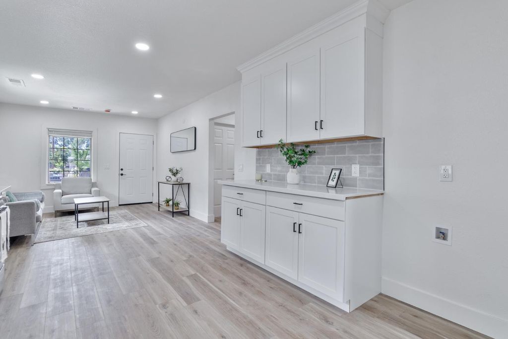 Image 12 of property listing at 706 S Encina Street, Visalia, CA 93277