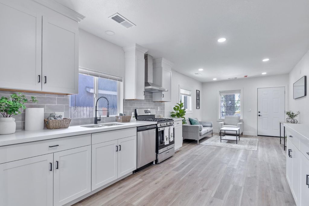 Image 13 of property listing at 706 S Encina Street, Visalia, CA 93277