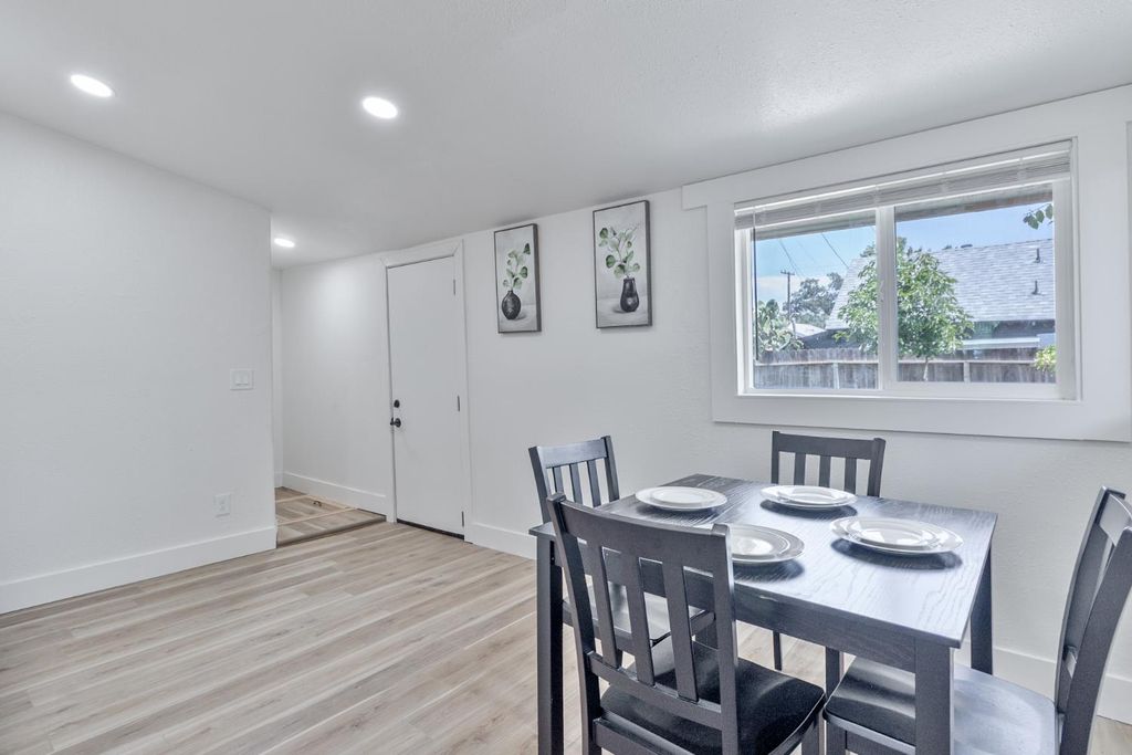 Image 16 of property listing at 706 S Encina Street, Visalia, CA 93277