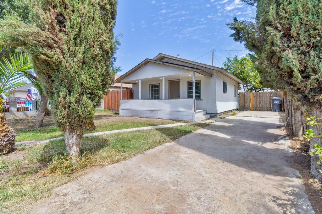 Image 2 of property listing at 706 S Encina Street, Visalia, CA 93277
