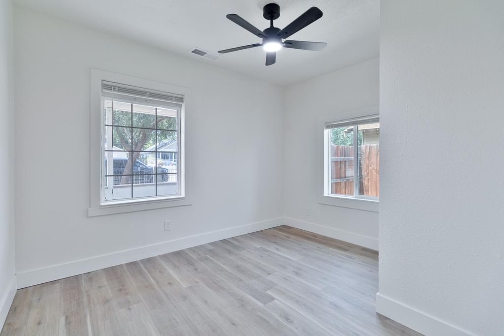Image 20 of property listing at 706 S Encina Street, Visalia, CA 93277