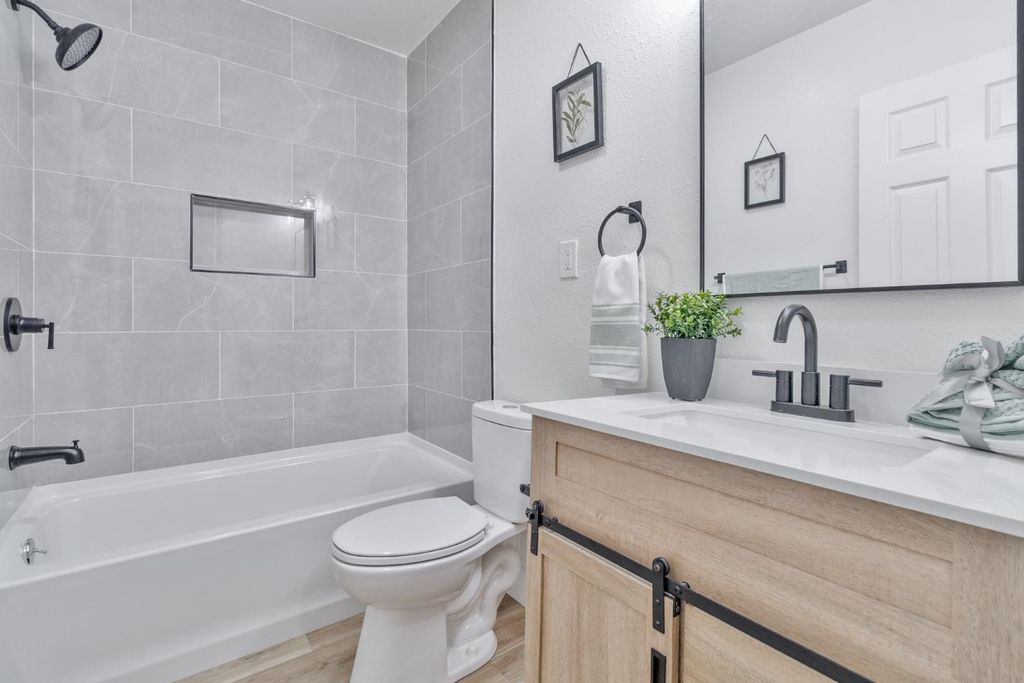 Image 22 of property listing at 706 S Encina Street, Visalia, CA 93277