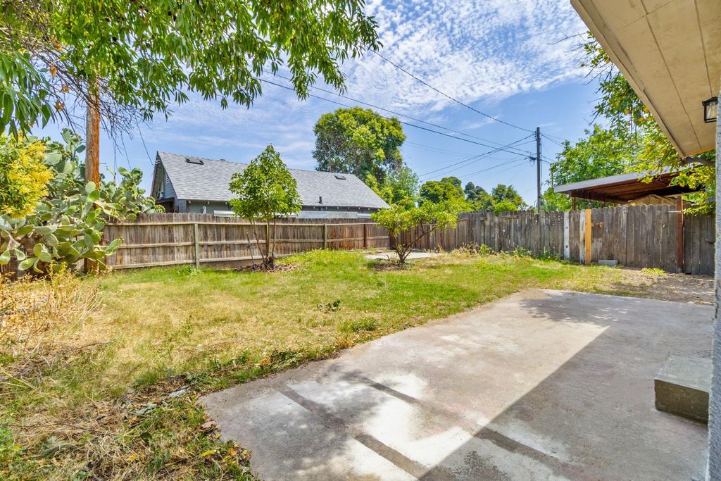 Image 27 of property listing at 706 S Encina Street, Visalia, CA 93277