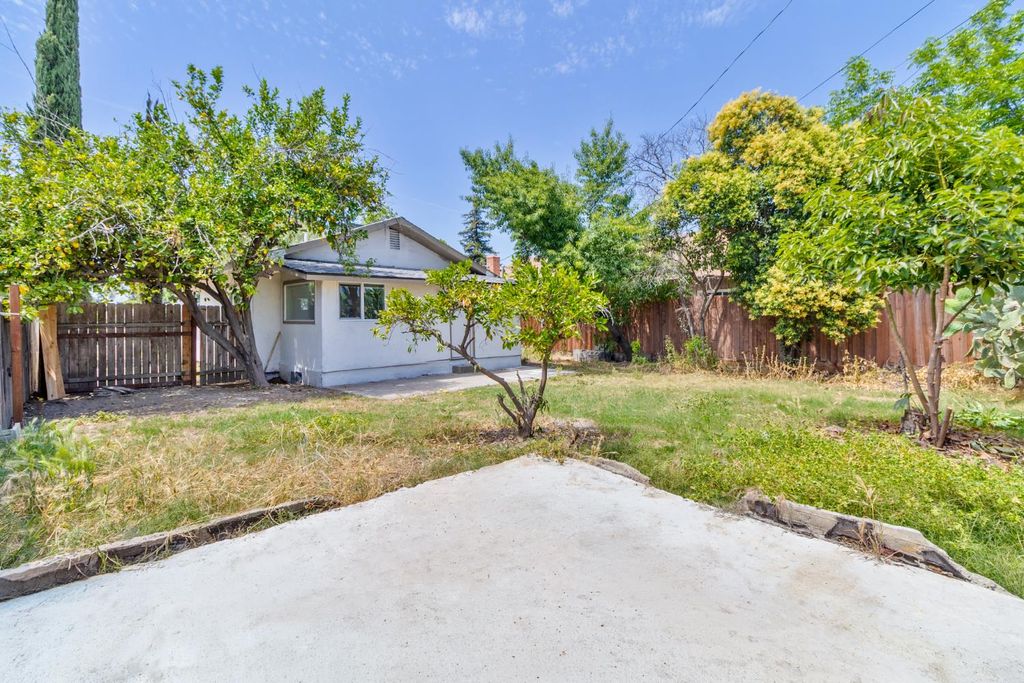 Image 29 of property listing at 706 S Encina Street, Visalia, CA 93277