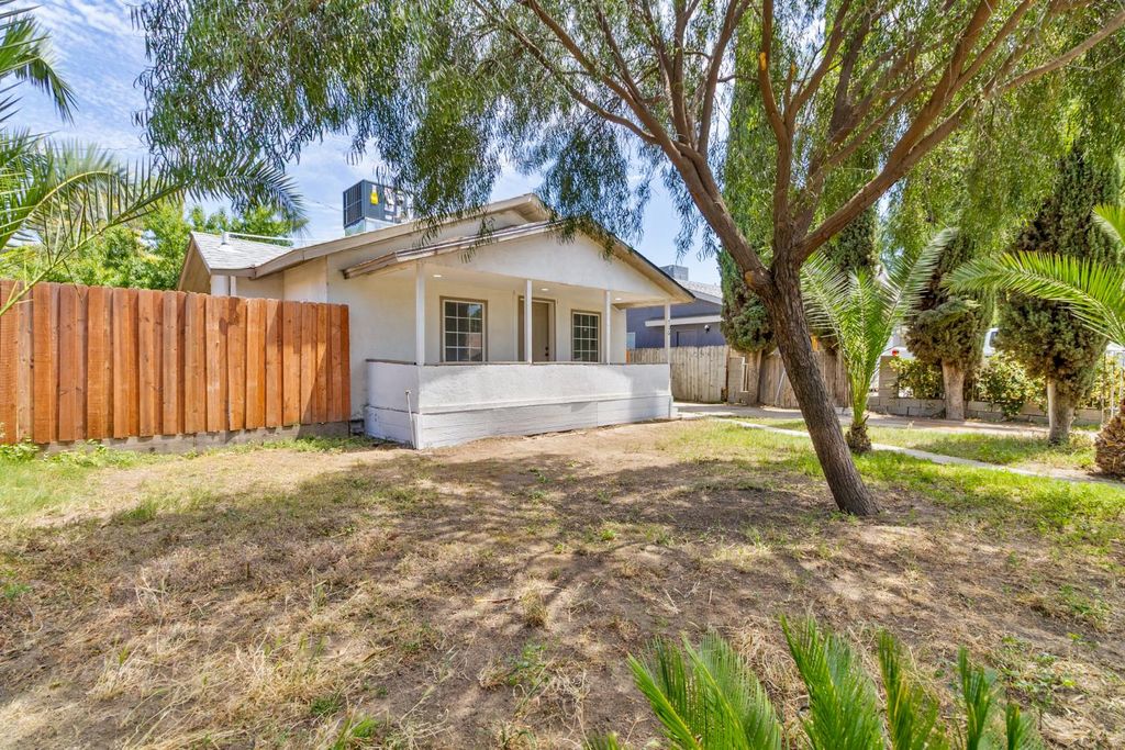 Image 3 of property listing at 706 S Encina Street, Visalia, CA 93277
