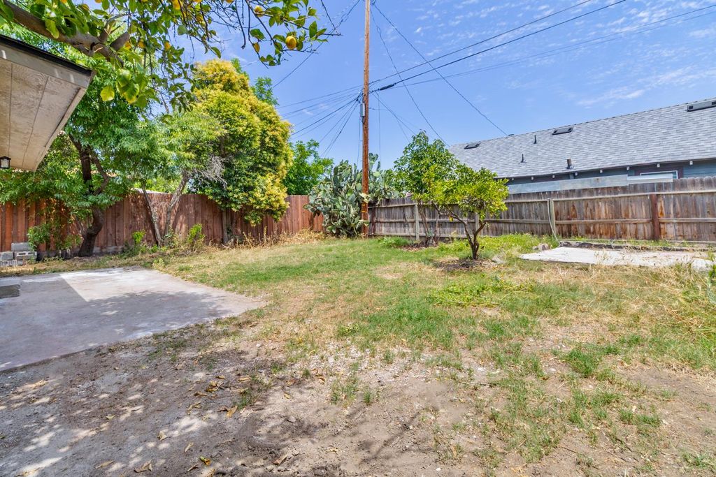 Image 30 of property listing at 706 S Encina Street, Visalia, CA 93277