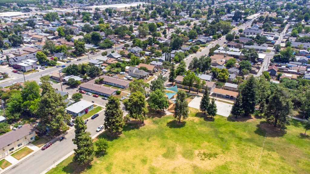 Image 32 of property listing at 706 S Encina Street, Visalia, CA 93277