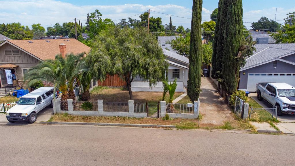 Image 33 of property listing at 706 S Encina Street, Visalia, CA 93277