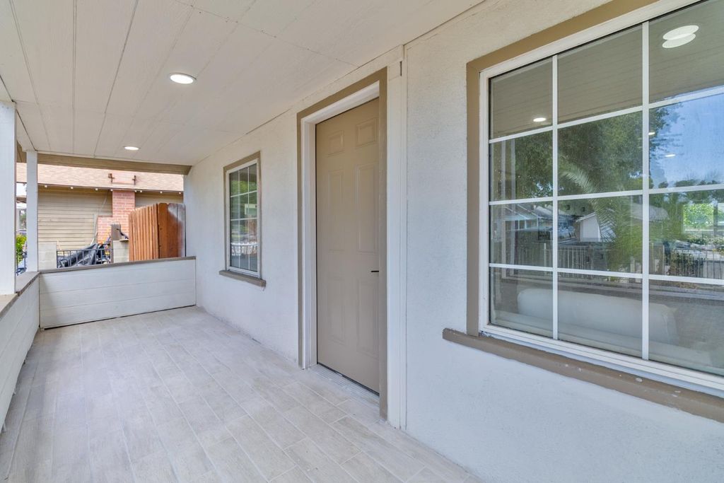 Image 5 of property listing at 706 S Encina Street, Visalia, CA 93277
