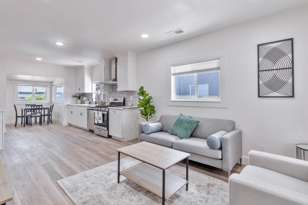 Image 6 of property listing at 706 S Encina Street, Visalia, CA 93277