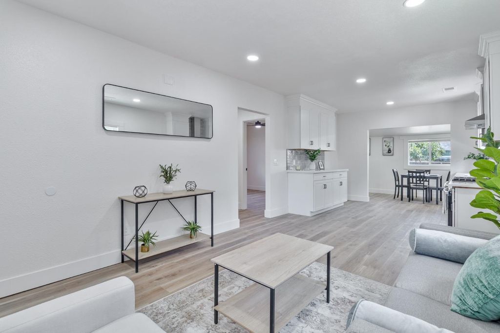 Image 7 of property listing at 706 S Encina Street, Visalia, CA 93277
