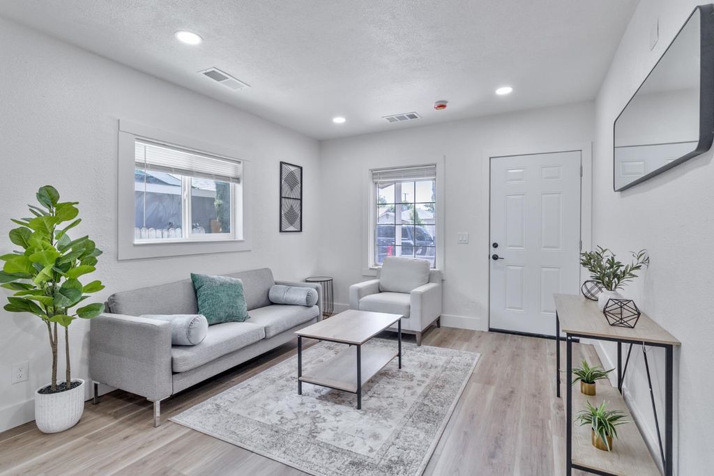 Image 8 of property listing at 706 S Encina Street, Visalia, CA 93277