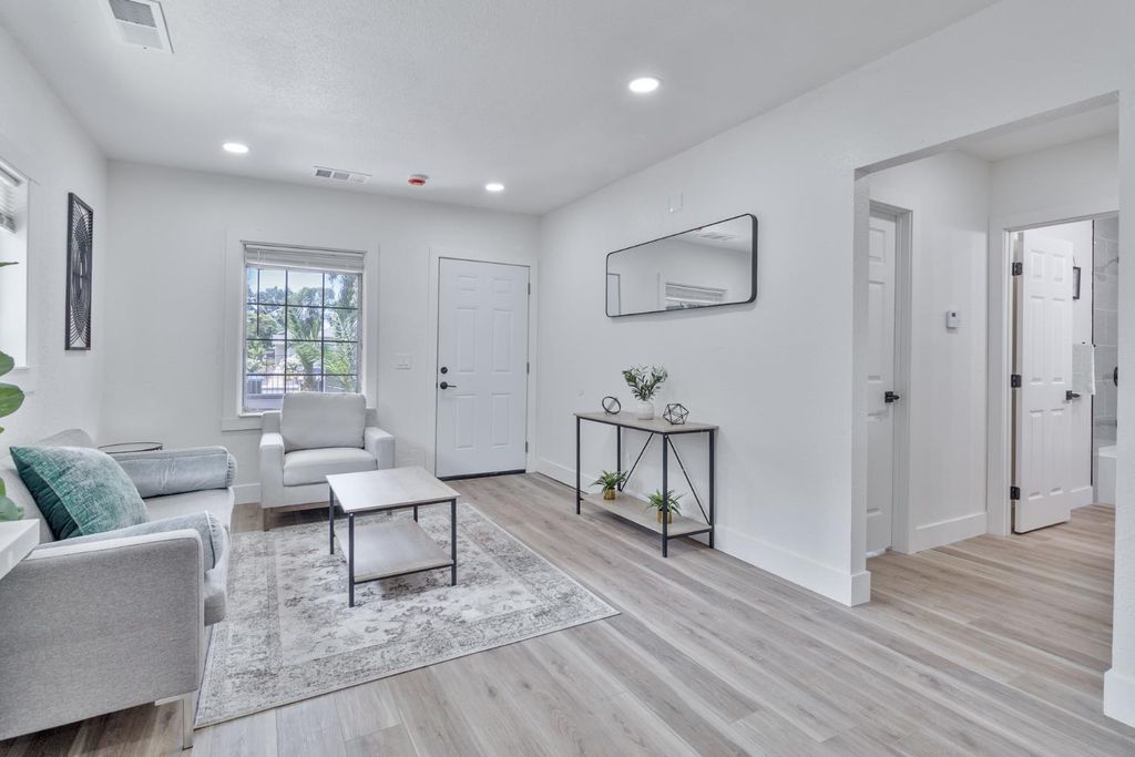 Image 9 of property listing at 706 S Encina Street, Visalia, CA 93277